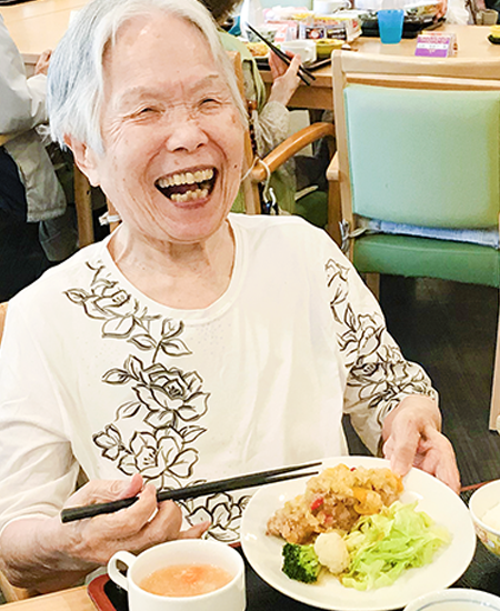 昼食時の利用者さまの笑顔